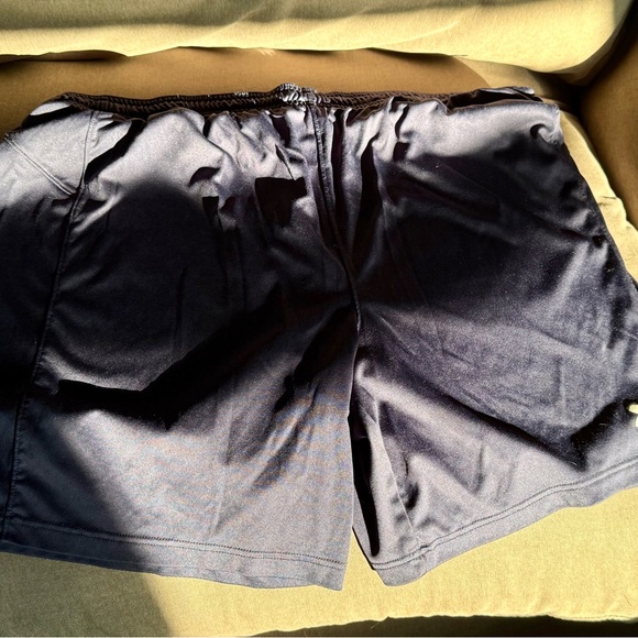 Under Armour Navy Blue HeatGear Shorts - Picture 1 of 3